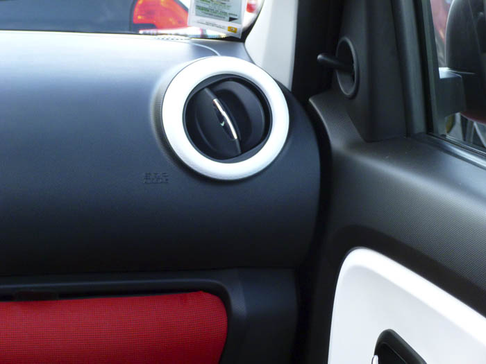 Renault Twingo 2015. Espejo de accionamiento manual.