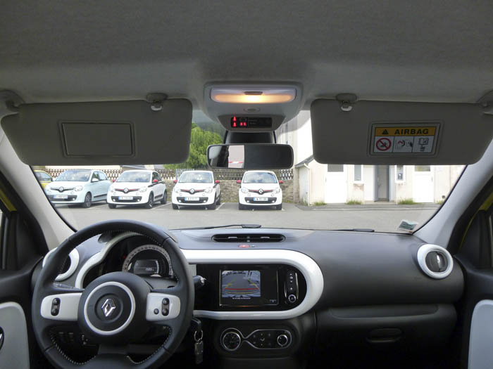 Renault Twingo 2015. Parasoles y cámara trasera