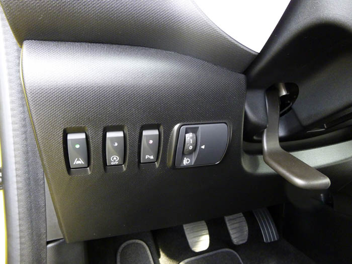 Renault Twingo 2015. Botones de ayuda a la conducción.