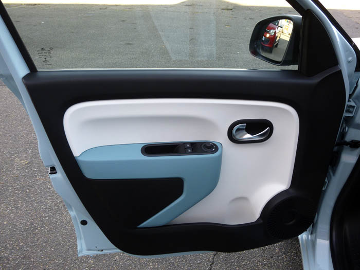 Renault Twingo 2015. Puerta azul.