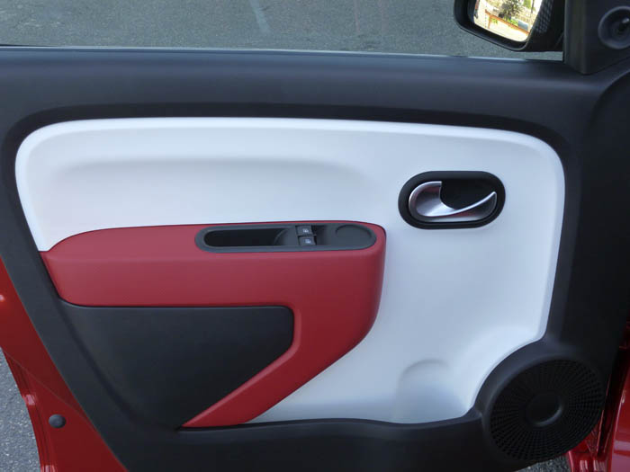 Renault Twingo 2015. Puerta en rojo.