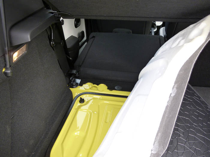 Renault Twingo 2015. Maletero. Material aislante.