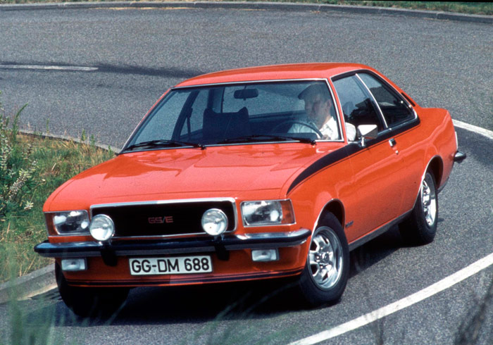 El Opel Commodore B vivió del ’72 al ’77, y el más notable fue este 2.8 GS/E de 160 CV con inyección. La base era el Rekord, con eje rígido atrás, como los anteriores, pero el motor de 6 en línea venía de los Admiral y Diplomat. Su línea era más bien de berlina “dos puertas”.