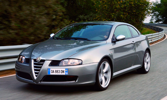 El Alfa-Romeo GT (nacido en 2004 sobre base 156) puede considerarse como el último “clásico” de toda esta saga de coupés de 4 plazas y tracción delantera.