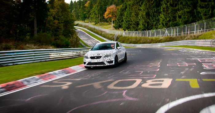 A principios de año, con Jordi Gené al volante, el Cupra batió el récord de Nürburgring para coches de serie de tracción delantera, dejándolo en 7’58”4, lo que supuso rebajarlo del orden de 10”. Montaba el Performance Pack que llega al mercado este verano, consistente en un “sistema de frenos Brembo” (no dice si sólo pinzas, o también discos de más tamaño que de serie), llantas de 19” “de diseño especial” (¿más anchas?, o quizás aumentando un poco la vía, o algo más ligeras), y neumáticos Michelin Pilot Sport Cup-2 “street legal”. Parece que, al poco tiempo, el Renault Mégane RS (265 CV de serie) ha vuelto al batir el récord por una diferencia mínima. Es que son como niños (pues yo hago pis más lejos).