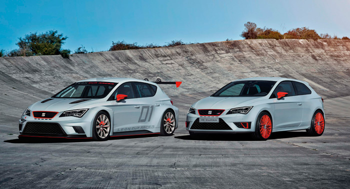 Un Cupra de serie (aunque con unas llantas muy “cantarinas”) y el Cup Racer de 330 CV para el Trofeo EuroCup que ya se está corriendo este año. El lugar sin duda debe ser el Autódromo de Terramar, en Sitges, con su curva peraltada. Diferencias: El Cup Racer es un 5 puertas (quizás por la reglamentación), con enorme alerón trasero regulable, pero además va más bajo de suspensión, lleva faldones delantero y laterales, tomas de aire frontales mayores y salida en el capó, y unos aletines, sobre todo  traseros, que permiten ensanchar enormemente las vías. Por lo demás, sigue siendo de tracción delantera y con cambio secuencial.