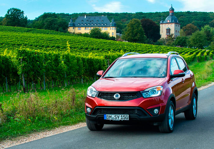  01.-  Tras de la toma de control de SsangYong por parte de Mahindra en 2011, el Korando ha pasado de ser una réplica del Jeep Wrangler, como todo-terreno puro y duro, a militar en las nutridas filas de los modernos SUV, con versiones de dos y cuatro ruedas motrices. 