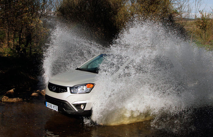 Esta es la espectacular foto de vadeo típica para carpeta de prensa, que a casi ningún propietario privado se le ocurriría llevar a cabo con su coche, incluso después de haber tanteado la profundidad del vado.