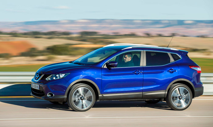 Dentro del encasillamiento al que obliga la línea SUV con morro  alto, en el Qashqai se ha hecho un buen trabajo con el moldeado de los laterales, los pasos de rueda redondos con su pequeño plano, y la línea del acristalamiento lateral en disminución.