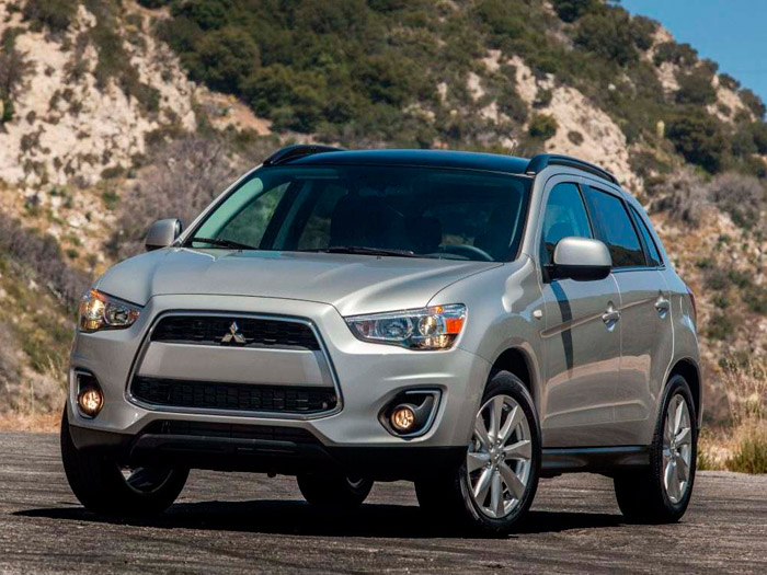 La moda en los SUV es un capó casi horizontal, dando lugar a un frontal plano y muy alto; puesto que el ASX presume de un Cx de 0,32, se podría dar por bueno ese diseño, de ser cierto lo del Cx.