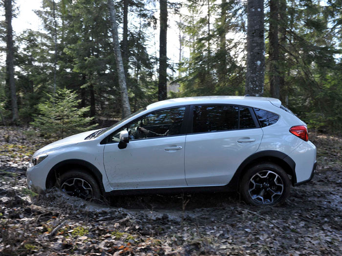 La línea de XV, que pese a ser 4WD se presenta como coche con aspiraciones urbanas, resulta más suave también en enfoque lateral; por ello resulta tan chocante la diferencia teórica en aerodinámica a favor del Mitsubishi; misterios de la Física, o de las mediciones.