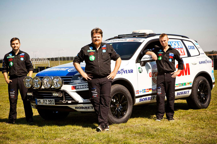 El equipo al completo, previo a la salida, con Rainer Zietlow en el centro. El Touareg es grande, pero casi le falta carrocería para que quepan las pegatinas de todos los patrocinadores.