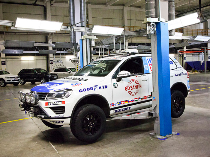 La preparación del coche se llevó a efecto en la propia factoría eslovaca de Bratislava, donde se fabrica en exclusiva el Touareg. La operación se inició antes del verano, y el coche salió de fábrica casi cinco meses antes de ser comercializado.