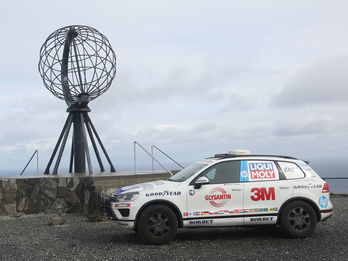 En pleno Cabo Norte, tras rematar en Junio el recorrido previo de ensayo, en sentido contrario al que luego se utilizó para el récord. Se fueron tomando notas y sobre todo, posiciones GPS en puntos cruciales para la navegación, por peligro o posibilidad de perderse. Las llantas sí son Borbet, pero todavía no las definitivas.