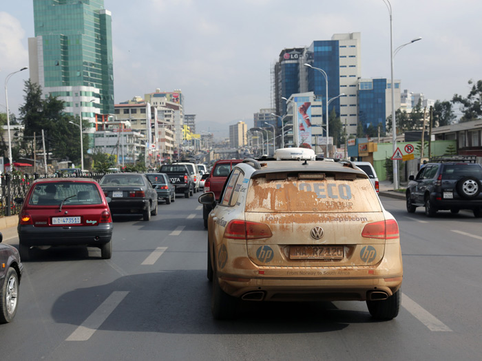 Addis-Abeba, capital de Etiopía, con sus rascacielos y todo. Nuestro Touareg lleva en el paragolpes trasero una pegatina que dice “From Norway to South Africa”, como para justificar ir tan sucio de arena entre los mucho más limpios vehículos de matrícula local.