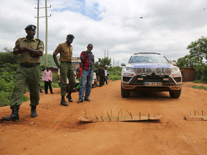 En la frontera entre Etiopía y  Kenia, expeditivo procedimiento para evitar que alguien se salte el control. A juzgar por el lamentable estado de las chapas y los clavos, más de uno lo ha intentado.