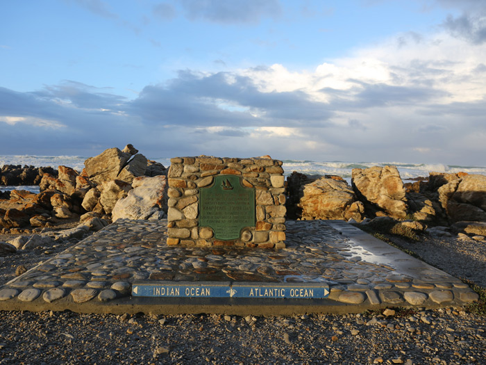 Y por fin en el Cabo Agujas (Agulhas en portugués, que fueron quienes le pusieron el nombre). Se aprecia que había llovido; según parece, en esa zona de encuentro de los dos océanos (Atlántico e Índico) siempre hace un tiempo del demonio, y el mar está muy revuelto.