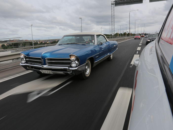 Más curiosidades, ésta más al Norte: al iniciar el trayecto, y cruzando el puente que une Suecia con Dinamarca, ahí tenemos un flamante Pontiac Bonneville de los primeros 60s, en perfecto estado de conservación. Curiosamente, Escandinavia y el Benelux son las dos zonas europeas donde más se rinde culto al “haiga” americano de la época clásica.