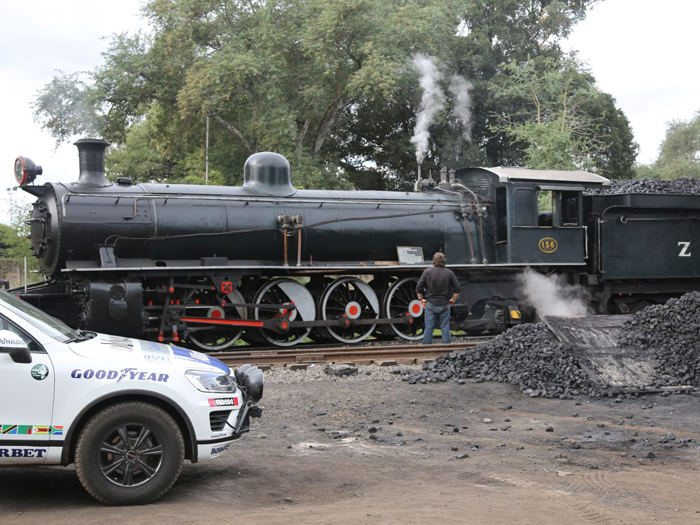 Seguimos con los clásicos: en un paso a nivel se encontraron con este artefacto, que sin duda pertenece los “ferrocarriles estatales de Zambia o Zimbabwe”, a juzgar por las siglas que figuran en su “ténder”, bien repostado del carbón debidamente amontonado junto a la vía. Las llantas delatan que la foto vuelve a ser del recorrido de pruebas.