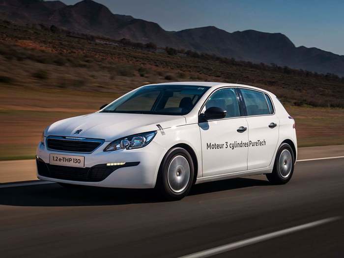 Este es el coche del récord: paisaje de Almería como fondo, y precinto en el capó. Pero la vía no es el circuito, sino una carretera normal, suponemos que en las proximidades del mismo. Porque un circuito no tiene línea central discontinua ni arcén en plena recta, y sí tiene un vallado más o menos próximo a la pista. ¿Estaría prohibido hacer fotos dentro del circuito, incluso al propio coche del récord?