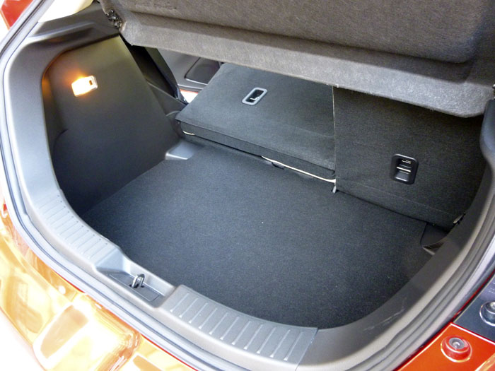 Mazda2 2015. Respaldos abatibles.