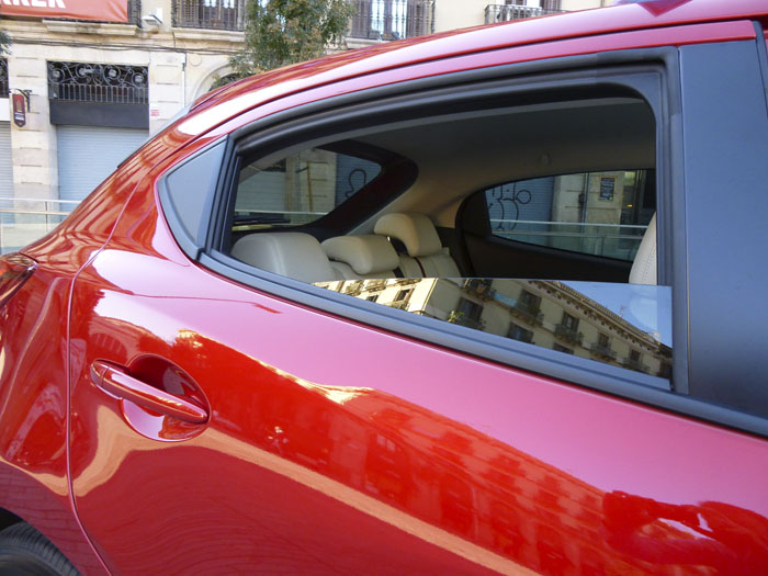 Mazda2 2015. Ventanilla trasera.