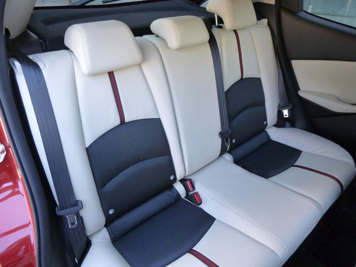 Mazda2 2015. Plazas posteriores.
