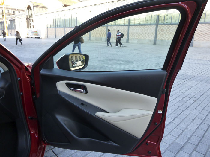 Mazda2 2015. Puerta delantera derecha.