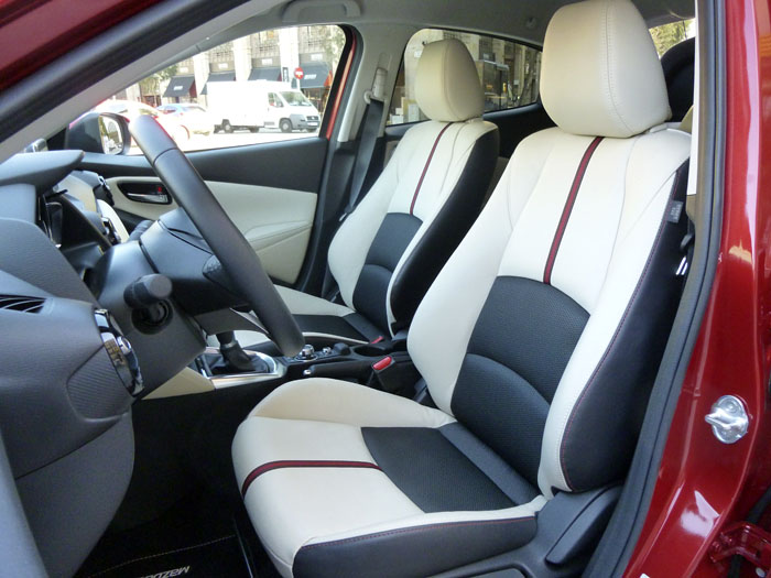 Mazda2 2015. Asientos delanteros.