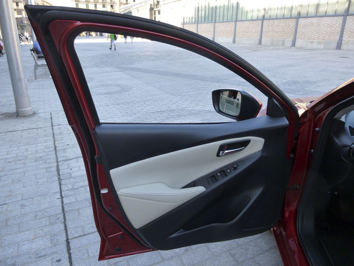 Mazda2 2015.  Puerta del conductor.