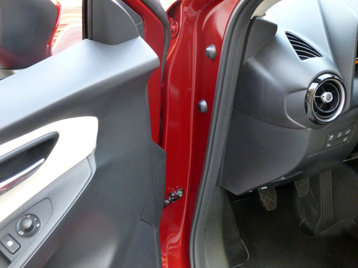 Mazda2 2015.  Zona de unión puerta - salpicadero