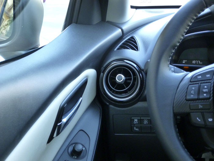 Mazda2 2015. Unión puerta - salpicadero. Puerta cerrada.