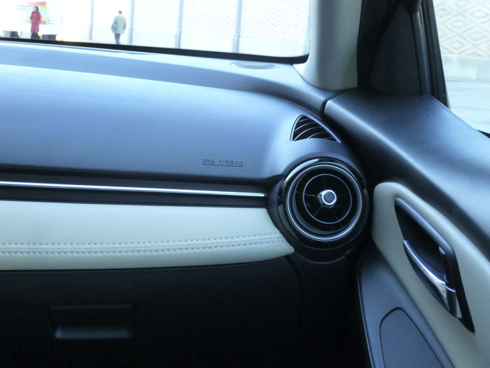 Mazda2 2015. Salpicadero - Puerta del acompañante.