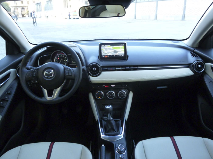 Mazda2 2015. Salpicadero.