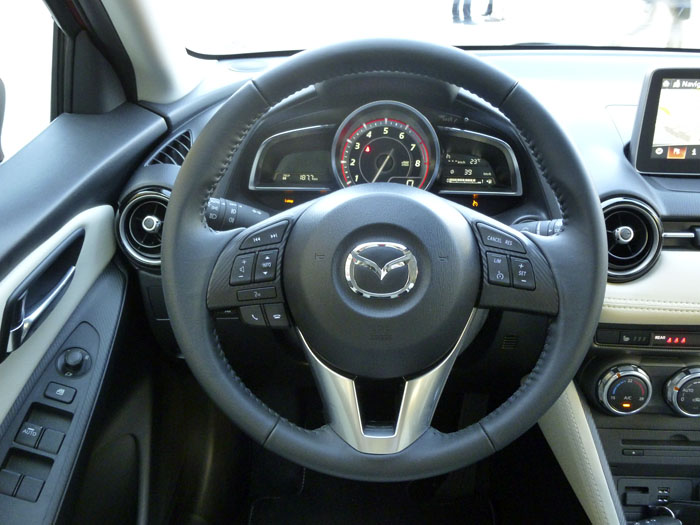 Mazda2 2015. Volante.