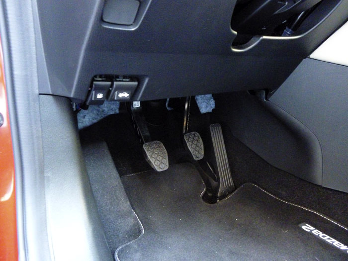 Pedales y tiradores para maletero y combustible