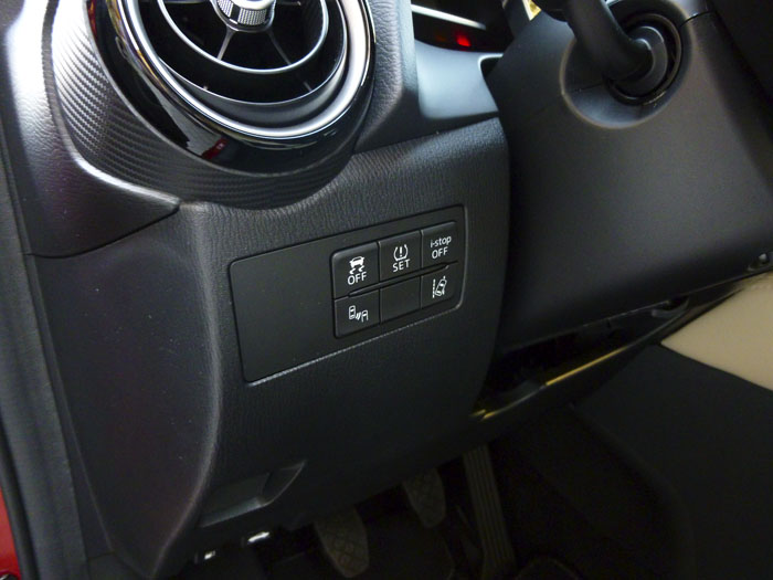 Mazda2 2015. Botones de ayuda a la conducción.
