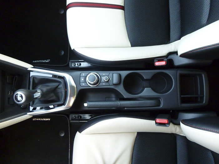 Mazda2 2015. Mando de gestión de los menús.