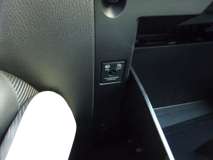 Mazda2 2015. Guantera y airbag.