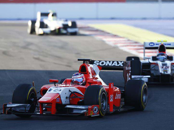 La Fórmula GP2, auspiciada por la FIA, era prácticamente un calco de la F.1 hasta el año pasado, con su motor 4.0 V8 de más de 600 CV. Para este año también incorporó el frontal bajo obligatorio en F.1, con un diseño muy similar al de Ferrari en el caso del coche de la foto.