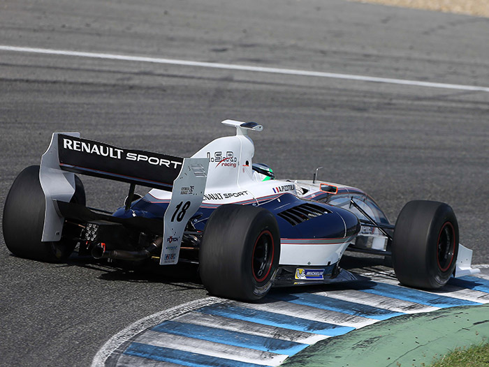 Este año los FR 3.5 ya llevaban DRS en el alerón trasero, para que los pilotos que lleguen a tener la suerte de pasar a la F.1 se vayan acostumbrando a su manejo y efecto. Y la viga transversal a media altura sobre el cambio es más amplia que la actualmente permitida en F.1.