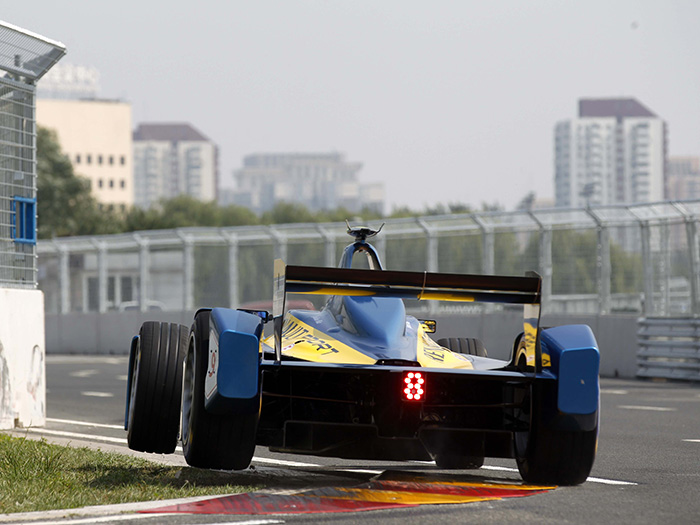 También en vista posterior los Fórmula-E resultan más limpios de diseño que los otros monoplazas; en cuanto a los neumáticos, se utilizan unos Michelin con dibujo derivados de los Pilot Sport Cup, que lo mismo sirven para seco que para mojado. Y gracias al triple carenado, no hay peligro de que las ruedas “engranen” entre sí al tocarse lateralmente.