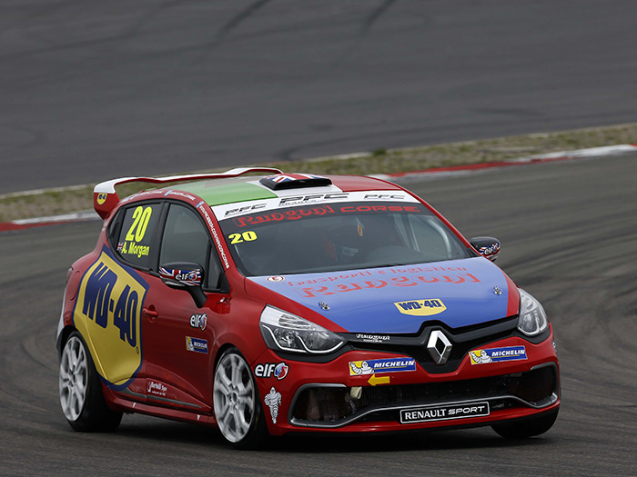 Los más humildes, pero por herencia los más veteranos entre las fórmulas de promoción Renault: los actuales Clio Eurocup, con motor 1.6 Turbo de 220 CV, son la versión actual de lo que empezó con la Copa R.8 Gordini (en España, R.8-TS); y ya ha llovido desde entonces (1966).