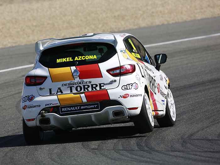 En los Clio Eurocup hay una destacada presencia (y triunfos) tanto de pilotos como de patrocinadores españoles; como puede observarse, y en cuanto a pilotaje, los primeros no se andan por las ramas. Como todo tracción delantera de competición que se precie, “levanta pata” trasera en curva, para asegurar al máximo la motricidad delantera.