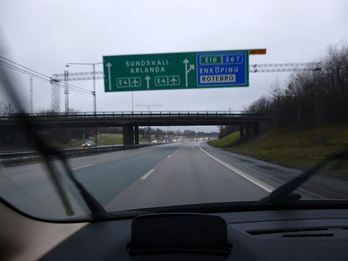 Auroras 77. BMW 220 Active Tourer. Autopista sueca.