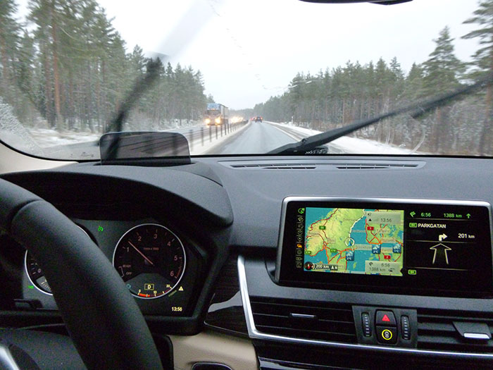 Auroras77. BMW 220 Active Tourer. Carretera de un solo carril con mediana.