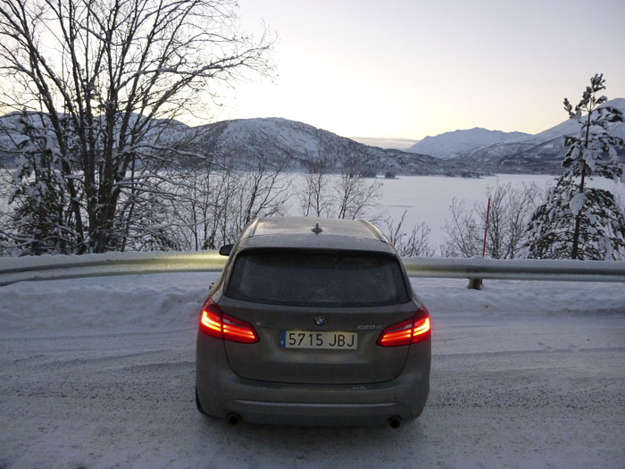Auroras77. Noruega. BMW Active Tourer. Fiordos. Paisaje helado.