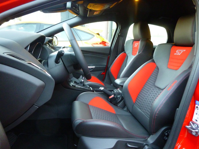 Ford Focus ST. Asientos delanteros. Rojo Race