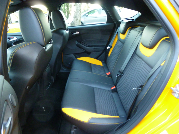 Ford Focus ST. Asientos posteriores. Amarillo Sport.