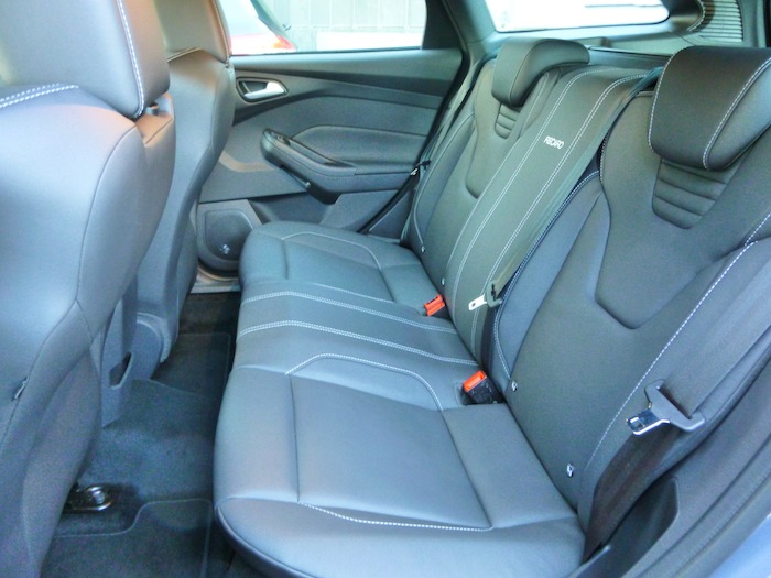 Ford Focus ST. Asientos posteriores. Gris Stealth.